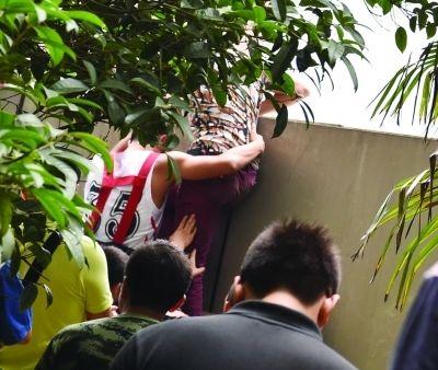2小時(shí)后，該包工頭終于被抱下來(lái)了。