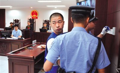 宣判后，馬凱被帶出法庭時，沖著旁聽席上的姐姐喊道：“照顧好媽”。
