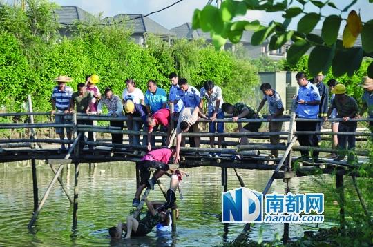 救援人員合力打撈起落水女孩，后經(jīng)醫(yī)護人員確認已經(jīng)死亡。受訪者供圖
