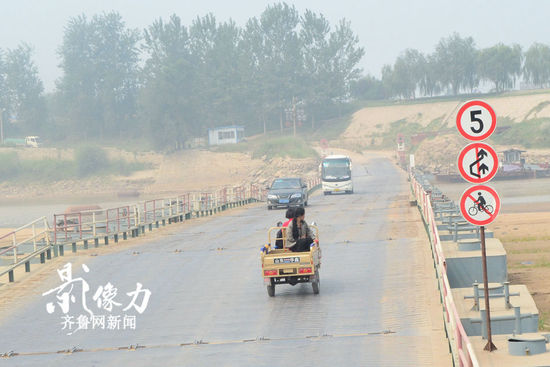 實拍濟(jì)南黃河浮橋邊“霸氣”十足交通指示牌