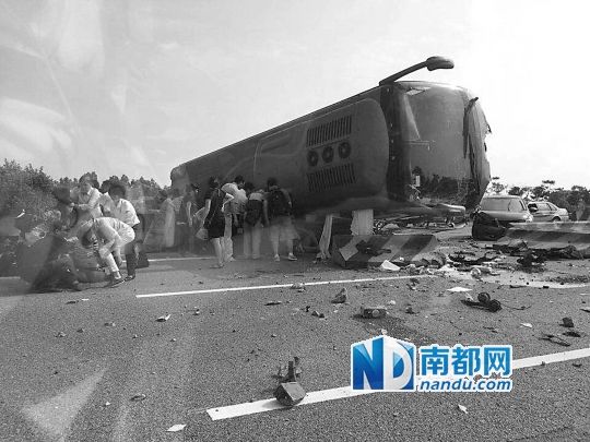 現(xiàn)場大客車側(cè)翻，玻璃碎落一地，車身卡在路邊水泥護(hù)欄上。 目擊者供圖