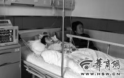 昨日下午，在延長縣醫(yī)院，外婆守在5歲的黑鈺雅病床前