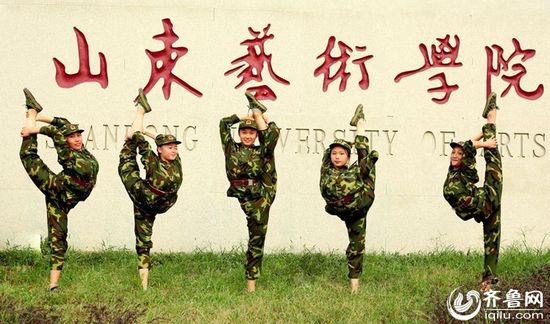 山東一藝術(shù)院校軍訓少女秀腿功 山東一藝術(shù)院校軍訓少女秀腿功