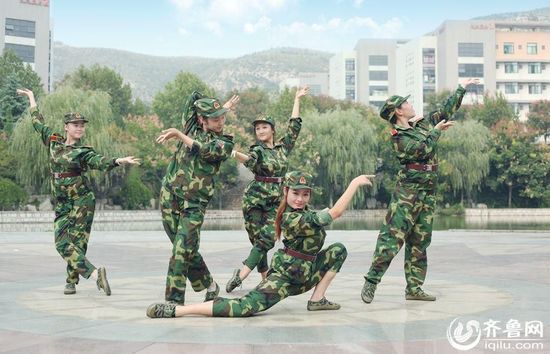 山東一藝術(shù)院校軍訓少女秀腿功 山東一藝術(shù)院校軍訓少女秀腿功