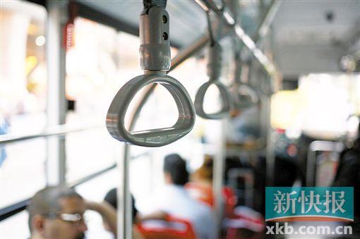 ■公交車上的拉環(huán)只是用來扶手的。新快報攝影記者祝賀/攝