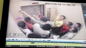 被困人員輪流砸墻進行自救。