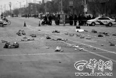 2014年1月6日，在蒲城縣迎賓路，警方在案發(fā)現(xiàn)場(chǎng)路面劃分了86個(gè)方格，提取現(xiàn)場(chǎng)遺留爆炸物品進(jìn)行取證