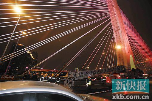 昨日深夜，橋上東側(cè)空出兩條車道用來救援。