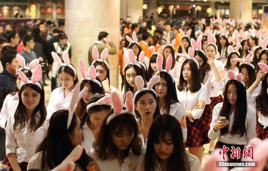 11月11日晚，一百位統(tǒng)一打扮的“兔女郎”現(xiàn)身南京新街口，逛街看電影玩快閃，走到哪里都被圍觀。