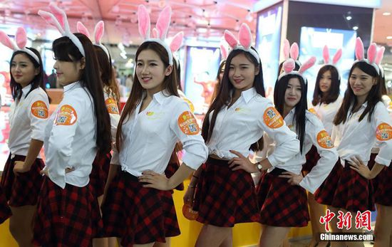 11月11日晚，一百位統(tǒng)一打扮的“兔女郎”現(xiàn)身南京新街口，逛街看電影玩快閃，走到哪里都被圍觀。