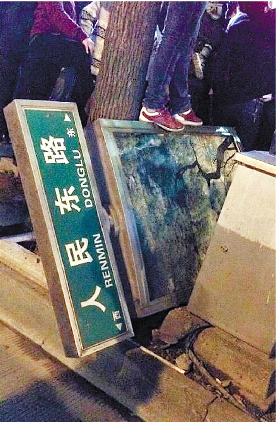 路牌都踩翻，還有人上了樹，城管不出手，也確實不大合適。