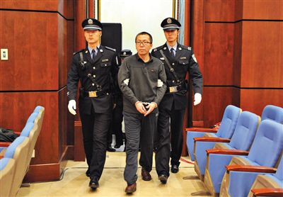 楊秀宇被帶入法庭。昨日，楊秀宇及女下屬盧梅因非法經(jīng)營(yíng)罪獲刑4年、一年半并處罰金。