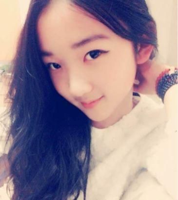 12歲小學生扮成20歲曬成熟自拍照 5歲起燙頭(圖) 12歲小學生扮成20歲曬成熟自拍照 5歲起燙頭(圖)