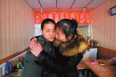 何女士找到了兒子小新后，把兒子緊緊抱在懷里。京華時報記者趙思衡攝
