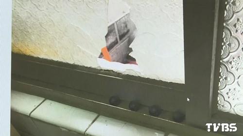 婦人家的窗戶被打出大洞。圖自TVBS網(wǎng)站