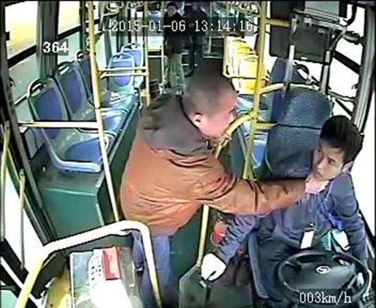 車(chē)載監(jiān)控視頻顯示，806路公交車(chē)司機(jī)袁宋林在車(chē)輛行駛中拒絕一乘車(chē)男子提出停車(chē)的要求后，遭到該男子的反復(fù)毆打。視頻截圖