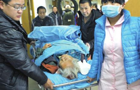 排隊(duì)領(lǐng)免費(fèi)白菜，86歲老太摔倒顱內(nèi)出血。