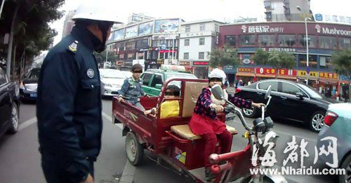 十歲女孩開(kāi)三輪車帶小娃子出門玩