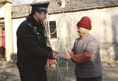 民警將戶口本交給陳奶奶。