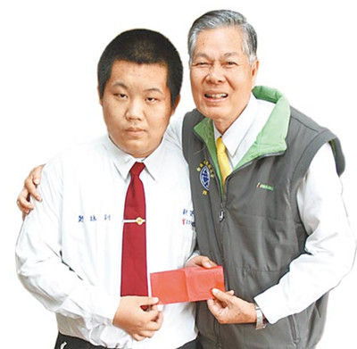 校長(zhǎng)稱贊鄭詠釧（左）處變不驚，頒發(fā)2000元臺(tái)幣紅包“壓驚”，并記一大功。