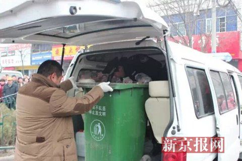 亳州路邊垃圾桶內(nèi)驚現(xiàn)碎尸。網(wǎng)友供圖