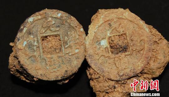 巖橋村廟山地區(qū)出土銅錢(qián)。　桐廬文管辦　攝