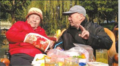 結(jié)婚60年，梁玉芹婆婆和王再功爺爺恩愛如初。