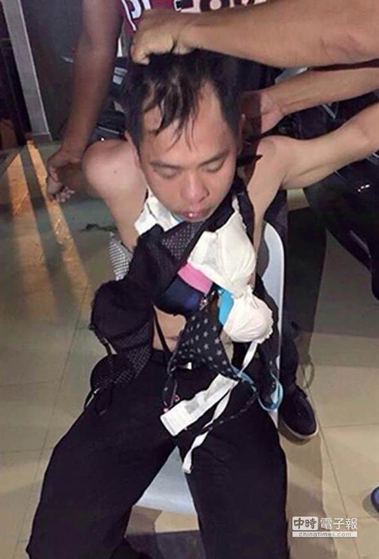 新加坡一名內(nèi)衣賊，被迫穿上女性內(nèi)衣游街示眾。