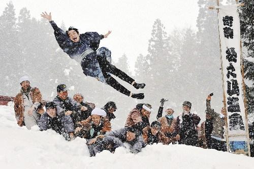 新婚男子被扔雪地里。