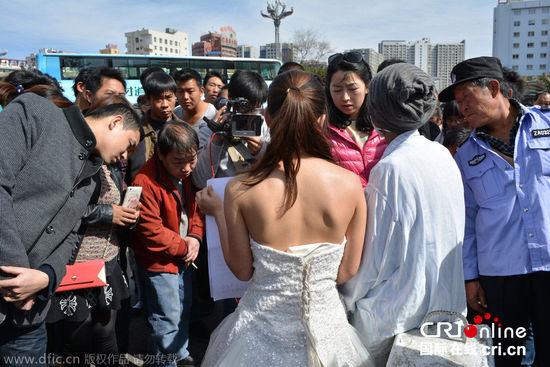 征婚引發(fā)民眾圍觀。