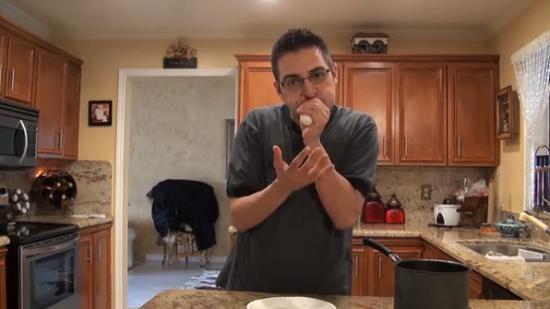 這名男子用手捏緊雞蛋，從窄口一吹，便能輕易把雞蛋吹出，而且不帶任何碎片。