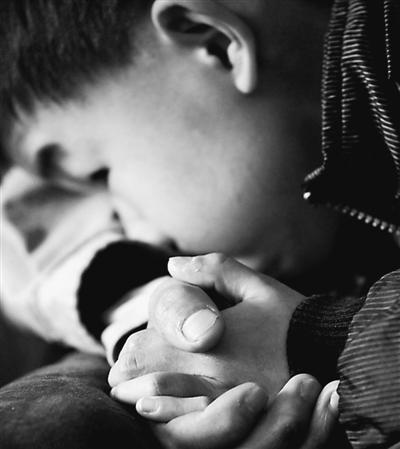 10歲小兒子緊緊握著哥哥的手。資料圖片