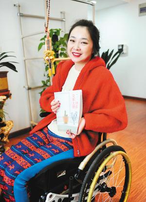 昨天下午，記者在鳳城八路的一個小區(qū)里，見到了輪椅上的28歲女孩兒劉燚。2009年夏天，因為一場車禍，她高位截癱，醫(yī)生宣布她“從此再也沒有生活質(zhì)量”，可就是這個輪椅上的西安女孩，在2012年，和父母一起完成了一趟28個國家的旅行，而靠著僅有的能動的一個小拇指，她用一年多的時間，在電腦上敲出了這次旅行的游記，并集結成書，取名《一切都沒那么糟》。