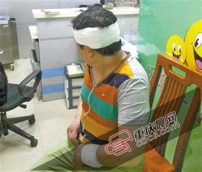 昨日，受傷的游客譚先生在醫(yī)院接受治療。