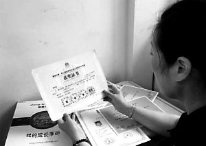 思念小寶的時候，李女士就一遍遍整理孩子留在家里的物品。