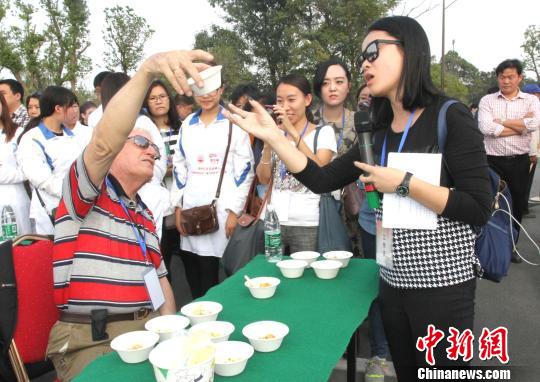 圖為外國友人品嘗揚州炒飯。