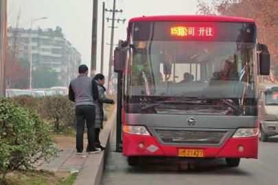 1月6日下午，資陽一輛15路公交車?？吭诋?dāng)時事發(fā)車站。