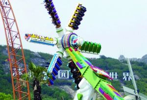 3月28日零點剛過幾分鐘，上海迪士尼6月16日開園日的門票就宣告售罄，巨大的訪問量一度導(dǎo)致票務(wù)系統(tǒng)出現(xiàn)間歇性故障，被網(wǎng)友調(diào)侃“激烈程度堪比春運”。網(wǎng)上甚至有“黃牛”將一張開園門票炒到幾千元。