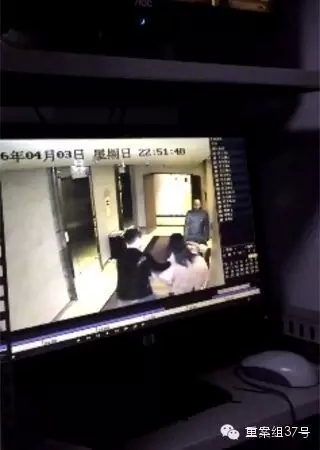 一女子在酒店被陌生男子拖拽。    視頻截圖