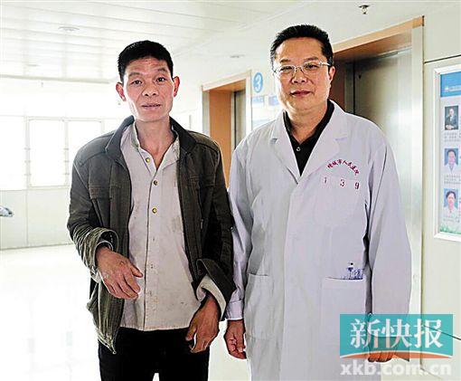 黃式水與增城區(qū)人民醫(yī)院醫(yī)生合影。 通訊員供圖