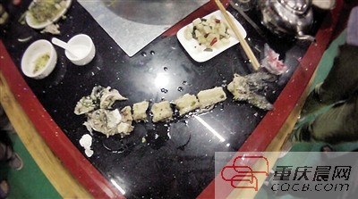 拼出魚骨，推斷魚沒有3斤8兩。 本報記者 平索茜 攝