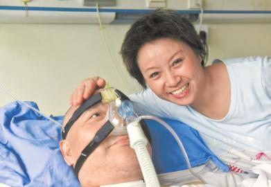 一年多來(lái)，楊曉華陪伴著臥病在床的男友，一日三餐悉心照料，毫無(wú)怨言。