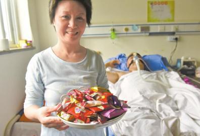 下周三兩人有望拿到結(jié)婚證，21日，喜氣洋洋的楊曉華已經(jīng)準(zhǔn)備好了喜糖。