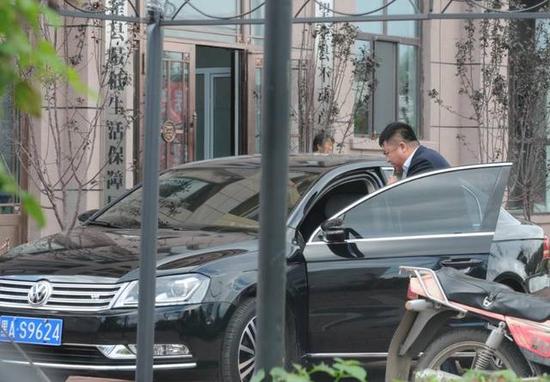 程海濤局長駕駛的假牌車，停在縣低保局門前