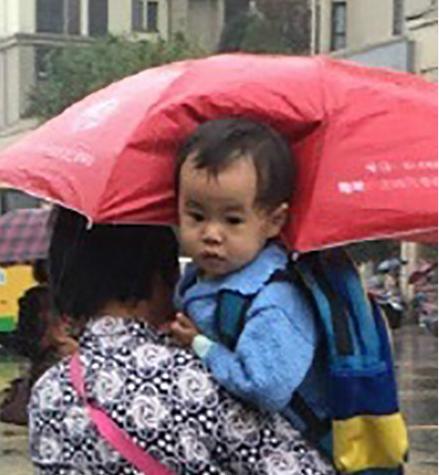 打傘小網紅本尊現(xiàn)身 抱她的不是奶奶是外婆