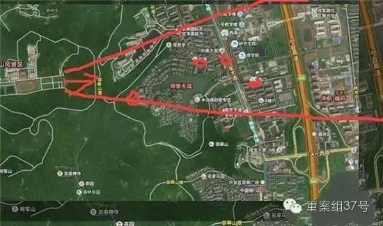 射擊場(chǎng)子彈射出方向（紅箭頭）有多個(gè)居民小區(qū) 。 圖片來(lái)源：交匯點(diǎn)新聞