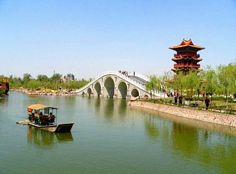 清明上河園獲“河南省十大重點(diǎn)文化企業(yè)”稱(chēng)號(hào) 清明上河園獲“河南省十大重點(diǎn)文化企業(yè)”稱(chēng)號(hào)