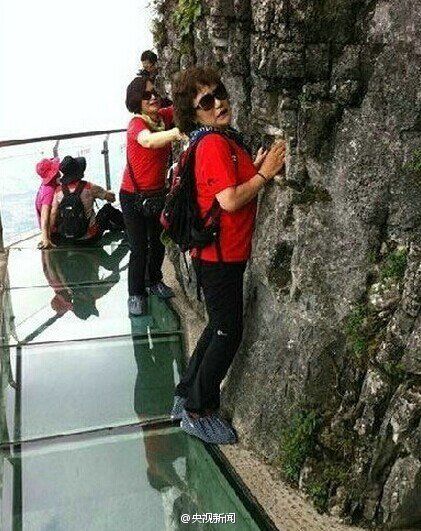 河北一景區(qū)建玻璃棧道懸空1900米 游客跪著走 河北一景區(qū)建玻璃棧道懸空1900米 游客跪著走