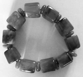 女游客游玩將20萬手鏈甩河中 景區(qū)找回尋失主 女游客游玩將20萬手鏈甩河中 景區(qū)找回尋失主