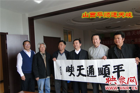 醉美秋韻 七十余位著名畫(huà)家赴通天峽景區(qū)寫(xiě)生 醉美秋韻 七十余位著名畫(huà)家赴通天峽景區(qū)寫(xiě)生